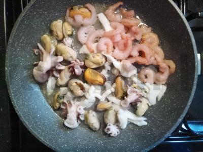 Dietinės jūros gėrybių salotos Žingsnis 1