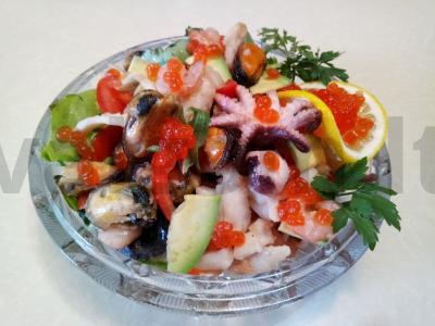 Dietinės jūros gėrybių salotos pagrindine nuotrauka