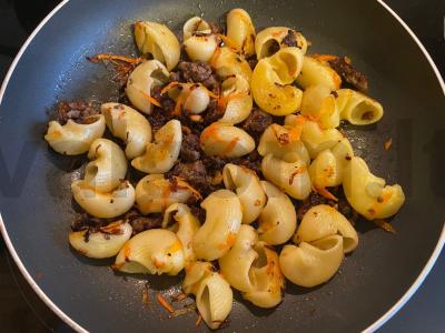 Makaronai ir mėsa pagrindine nuotrauka