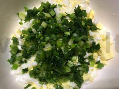 Greitos ir sočios kiaušinių salotos pusryčiams Žingsnis 1