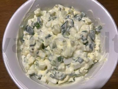 Greitos ir sočios kiaušinių salotos pusryčiams pagrindine nuotrauka