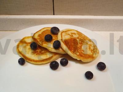 Grietinės blyneliai su uogomis pagrindine nuotrauka