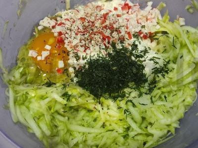 Fritters su cukinijomis ir krabų lazdelėmis Žingsnis 3