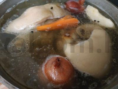 Tradicinis naminis šaltibarštis iš kumpių ir kiaulienos blauzdų Žingsnis 1