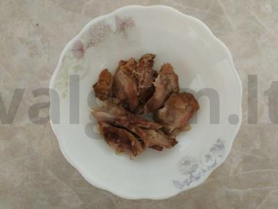 Tradicinis naminis šaltibarštis iš kumpių ir kiaulienos blauzdų Žingsnis 2