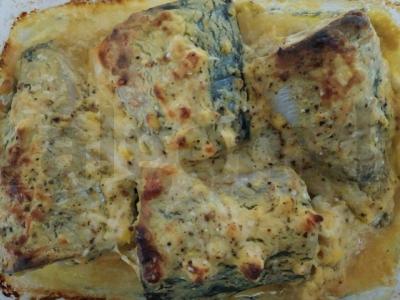 Jogurto padaže su prieskoniais kepta skumbrė pagrindine nuotrauka