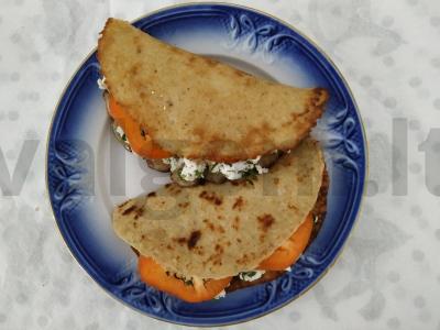 Avižiniai blyneliai su sūrio ir daržovių įdaru pagrindine nuotrauka