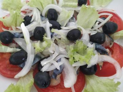 Gavėnios salotos su žuvimi ir daržovėmis pagrindine nuotrauka