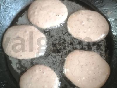 Kepenų paplotėliai ant kefyro su svogūnais Žingsnis 9