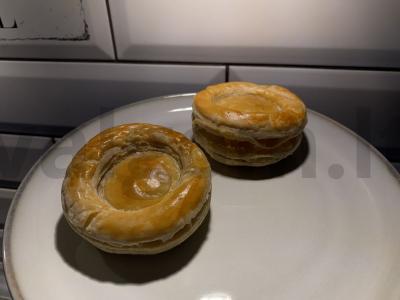 Sluoksniuotos tešlos kepiniai volovanes pagrindine nuotrauka