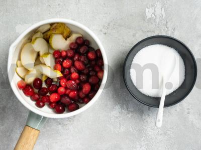 Spanguolių ir kriaušių uogienė Žingsnis 1