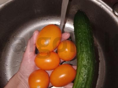 Lengvos šviežių daržovių salotos su mišriomis sėklomis Žingsnis 1