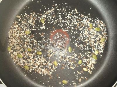 Lengvos šviežių daržovių salotos su mišriomis sėklomis Žingsnis 4