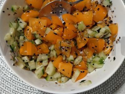 Lengvos šviežių daržovių salotos su mišriomis sėklomis pagrindine nuotrauka