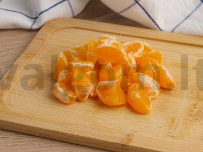 Mandarinų ir šaldytų uogų kompotas Žingsnis 1