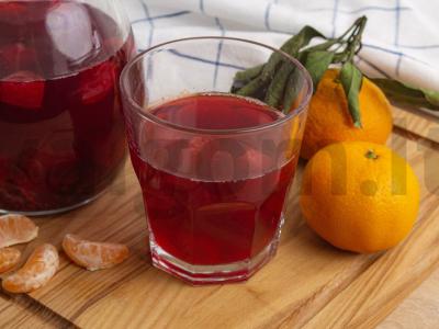 Mandarinų ir šaldytų uogų kompotas pagrindine nuotrauka