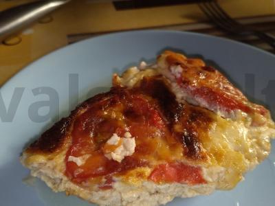 Labai skani vištiena sūrio ir grietinės padaže. pagrindine nuotrauka