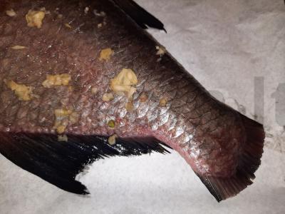 Orkaitėje su česnakais, druska ir prieskoniais keptas brėtlingis Žingsnis 4