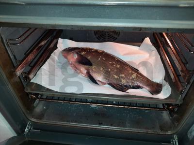 Orkaitėje su česnakais, druska ir prieskoniais keptas brėtlingis Žingsnis 5