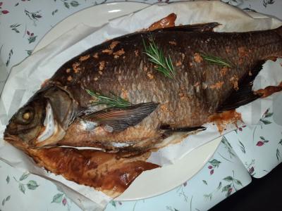 Orkaitėje su česnakais, druska ir prieskoniais keptas brėtlingis pagrindine nuotrauka