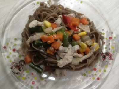 Grikių makaronai su daržovėmis ir vištienos krūtinėle pagrindine nuotrauka