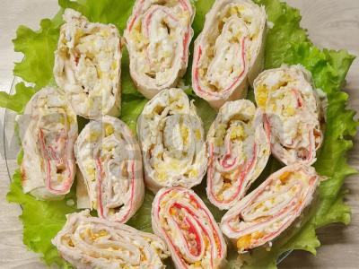 Pitos suktinukai su krabų lazdelėmis ir kiaušiniais pagrindine nuotrauka