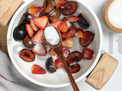 Braškių ir slyvų kompotas Žingsnis 1