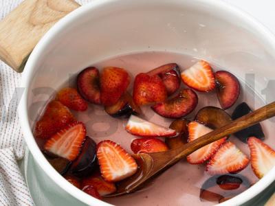 Braškių ir slyvų kompotas Žingsnis 2