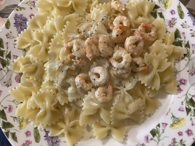 Makaronų lankai su krevetėmis pagrindine nuotrauka