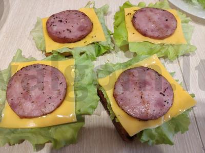 Sumuštiniai su kumpiu, omletu ir lydytu sūriu Žingsnis 7