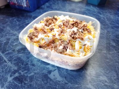 Švelnios salotos "Mimosa" su sūriu pagrindine nuotrauka