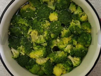 Paprastos brokolių, kukurūzų ir kumpio salotos Žingsnis 1