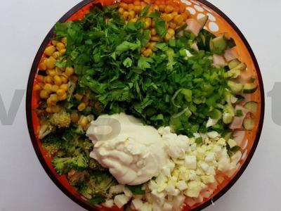 Paprastos brokolių, kukurūzų ir kumpio salotos Žingsnis 2