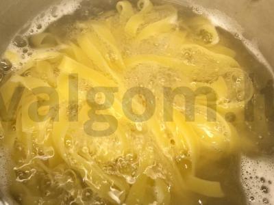 Tagliatelle makaronai su gorgonzolos sūriu ir graikiniais riešutais Žingsnis 2