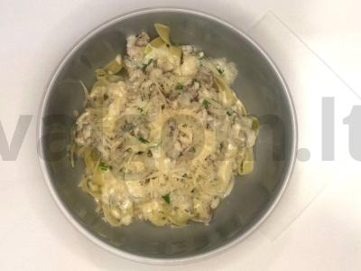 Tagliatelle makaronai su gorgonzolos sūriu ir graikiniais riešutais pagrindine nuotrauka