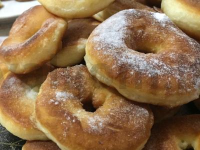 Mieliniai keksiukai su pienu prie arbatos pagrindine nuotrauka