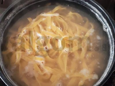 Fettuccini su krevetėmis švelniame padaže Žingsnis 1