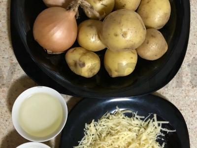 Keptos bulvės su svogūnais, sūriu ir džiovintomis žolelėmis Žingsnis 1