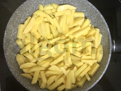 Keptos bulvės su svogūnais, sūriu ir džiovintomis žolelėmis Žingsnis 2