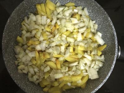 Keptos bulvės su svogūnais, sūriu ir džiovintomis žolelėmis Žingsnis 3