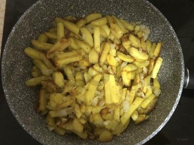 Keptos bulvės su svogūnais, sūriu ir džiovintomis žolelėmis Žingsnis 4