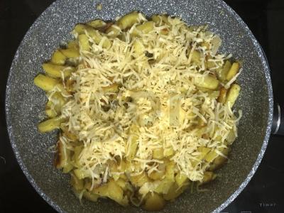 Keptos bulvės su svogūnais, sūriu ir džiovintomis žolelėmis Žingsnis 5