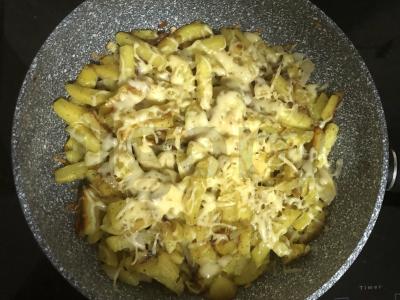 Keptos bulvės su svogūnais, sūriu ir džiovintomis žolelėmis Žingsnis 6