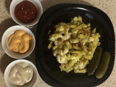 Keptos bulvės su svogūnais, sūriu ir džiovintomis žolelėmis pagrindine nuotrauka