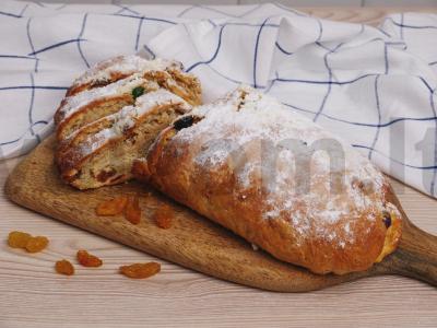 Kalėdinis stollen su migdolais pagrindine nuotrauka