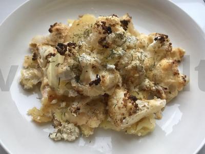 Žiedinių kopūstų troškinys su bulvėmis vakarienei pagrindine nuotrauka