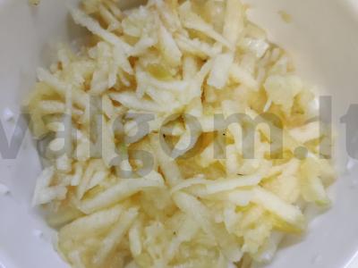 Salotos "Luchok" su obuoliu, vištienos kiaušiniu ir sūriu Žingsnis 2