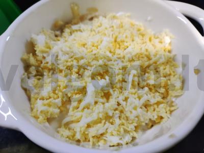 Salotos "Luchok" su obuoliu, vištienos kiaušiniu ir sūriu Žingsnis 3