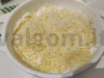 Salotos "Luchok" su obuoliu, vištienos kiaušiniu ir sūriu pagrindine nuotrauka