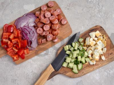 Salotos su kukurūzais ir medžioklinėmis dešrelėmis Žingsnis 1